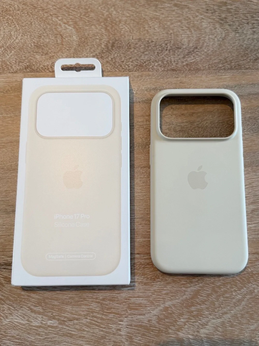 NWT Authentic Apple iPhone 17 Pro Silicone Case with MagSafe - Vanilla